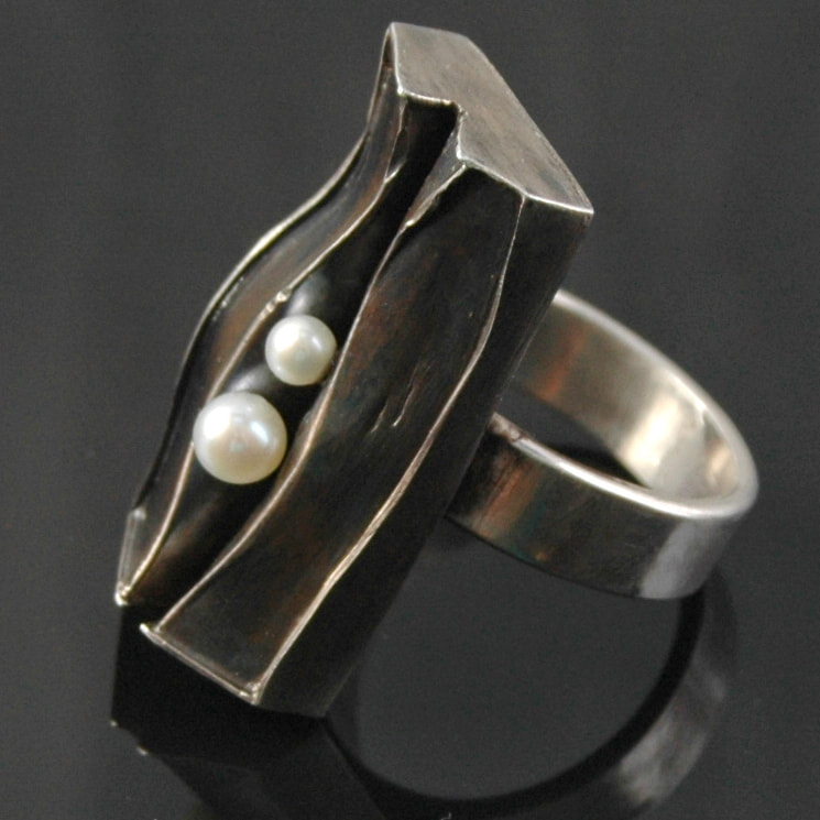 Bruce Hartman, Carlisle, PA, U.S. “Pearl Ring” (25 x 17.5 cm) Sterling silver, pearls - www.foldforming.org