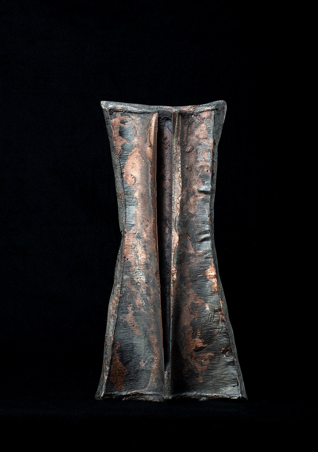 Innovation Award 2021: Jan Loney, Pittsburgh, PA, U.S. “Hourglass II” (10.2 x 17.7 x 5 cm) (26 x 7 x 2 in) Cast iron with copper - www.foldforming.org